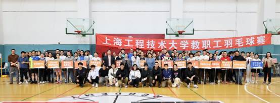 圖片包含 建築, 男人, 院子, 體育描述已自動生成
